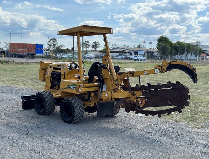 Road milling machine for asphalt and concrete removal, ideal for construction and road maintenance p.